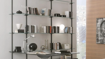 Libreria Liverpool con montanti in metallo e ripiani e scrivania in vetro di Ponti Terenghi