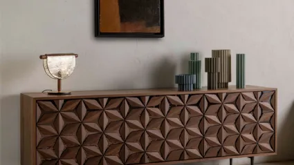 Madia All Star con petali in legno massello applicati a mano che ricoprono le ante dalle basi specchiate di Tonin Casa