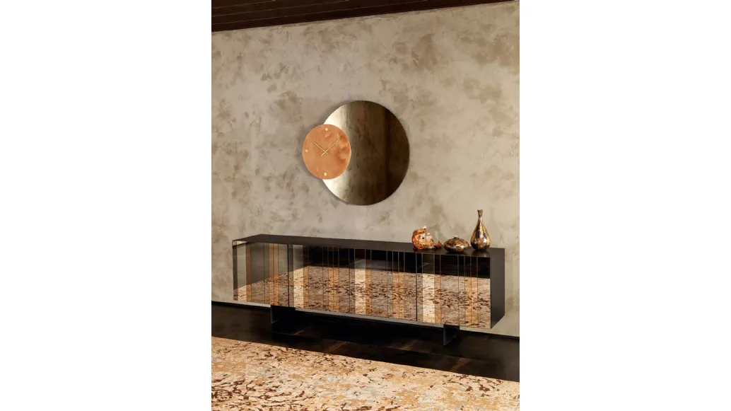 Madia Diva realizzata con una combinazione di elementi specchianti nelle varianti argento, bronzo e fumè di Tonin Casa
