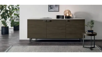 Madia Prometeo in materico rovere moka e top in gres di Tomasella