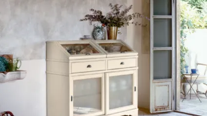 Madia Aurelia in legno con ante in vetro di Tonin Casa