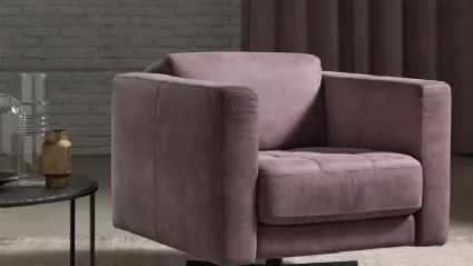 Poltroncina in tessuto imbottito con base in metallo Alfa di Franco Ferri