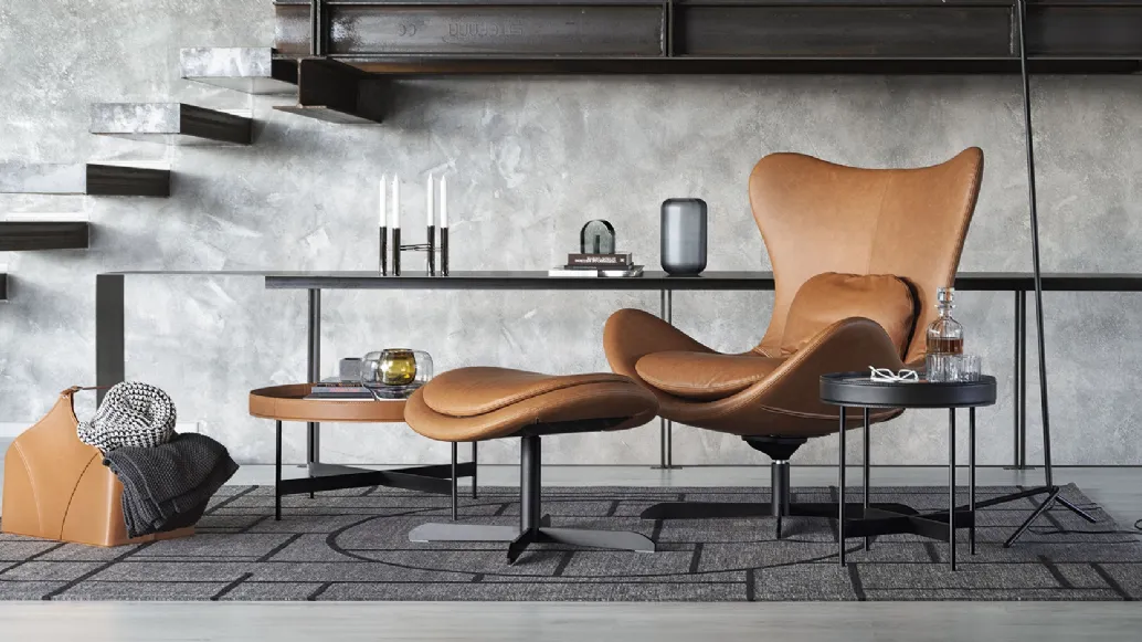 Poltrona in pelle con base in metallo girevole e basculante Relax con pouf Lazy Calligaris