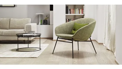 Poltroncina in tessuto con gambe in metallo Love di Calligaris