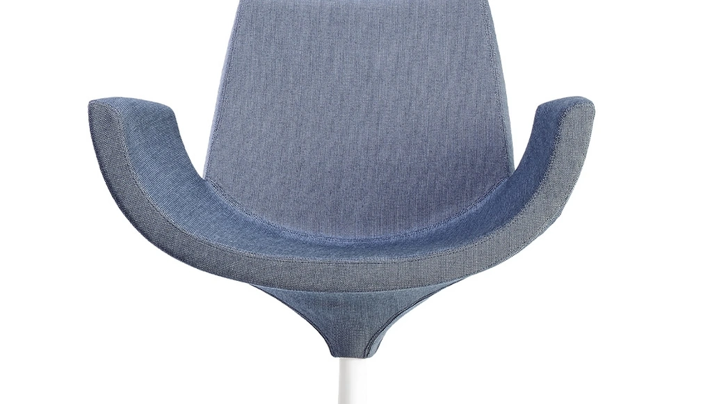 Poltroncina dal design avvolgente Beetle Low Back rivestita in tessuto imbottito con base girevole in alluminio di Infiniti