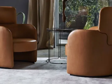 Poltroncina dalla forma tondeggiante in pelle Claire Ditre Italia