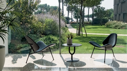 Poltroncina Kram di design in tessuto imbottito di Infiniti