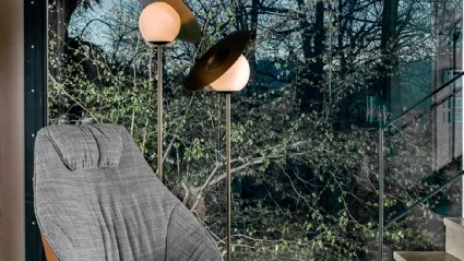 Poltroncina Mama in tessuto con rivestimento esterno in pelle e schienale alto di Tonin Casa