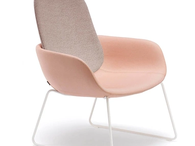 Poltroncina Peb Sled in tessuto con base a slitta in acciaio di Infiniti