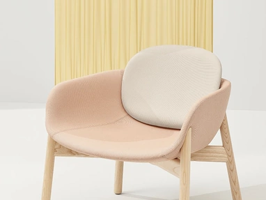 Poltroncina Peb Wooden Legs in tessuto imbottito con gambe in Frassino Naturale di Infiniti