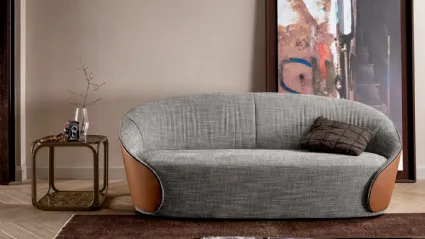 Divano avvolgente dal design ricercato in tessuto con rivestimento esterno in pelle Mama di Tonin Casa