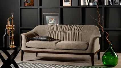 Divano lineare Tiffany sofa in tessuto con struttura in legno di Tonin Casa