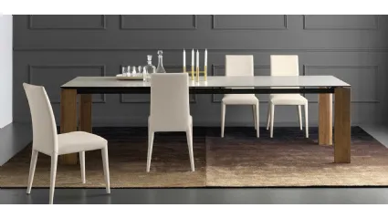 Sedia rivestita in tessuto con struttura in legno massello Anais di Calligaris