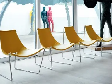 Poltroncina di design con seduta e schienale in cuoio giallo Apple di Aeffe