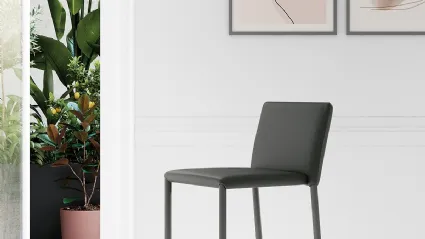 Sgabello Drop Vintage imbottito e rivestito in ecopelle con struttura in metallo di Arredo3