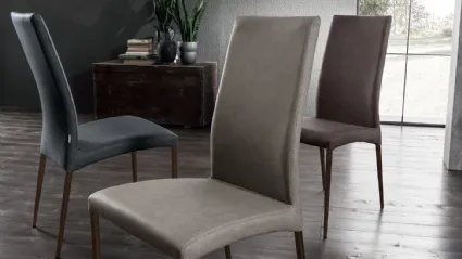 Sedia Drop Vintage imbottita e rivestita in ecopelle con struttura in metallo di Arredo3