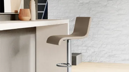 Sgabello regolabile Ermes con seduta rivestita in ecopelle di Arredo3