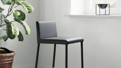 Sgabello Giulia con struttura in metallo completamente rivestita in ecopelle di Arredo3