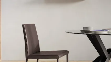 Sedia Giulia con struttura in metallo completamente rivestita in ecopelle di Arredo3