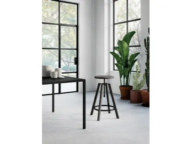 Sgabello Hugo con struttura e seduta in legno con poggiapiedi e dettagli in metallo verniciato lucido grigio scuro di Arredo3