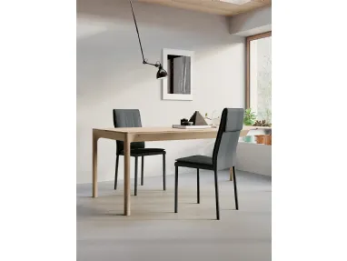 Sedia Sandy con struttura in metallo, imbottita e completamente rivestita in ecopelledi Arredo3