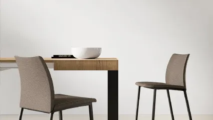 Sedia Zara Up on struttura in metallo verniciato e seduta imbottita rivestita in ecopelle di Arredo3
