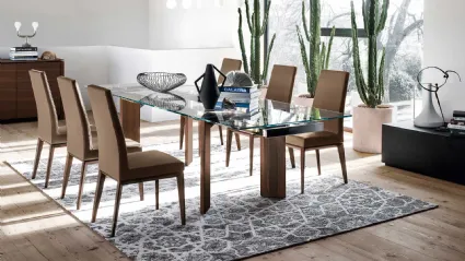 Sedia in pelle con schienale alto e struttura in legno massello Bess di Calligaris