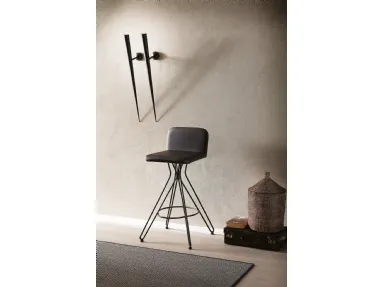 Sgabello fisso con basamento in filo metallico e seduta rivestita in pelle Caleb di Ozzio