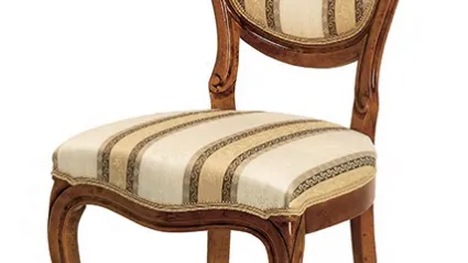 Sedia in legno con sedile e schienale imbottiti in tessuto damascato Calla di Aeffe