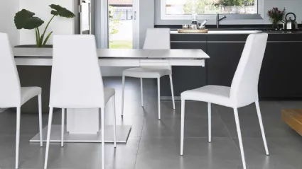 Sedia con schienale alto, imbottita con gambe in metallo Aida di Calligaris