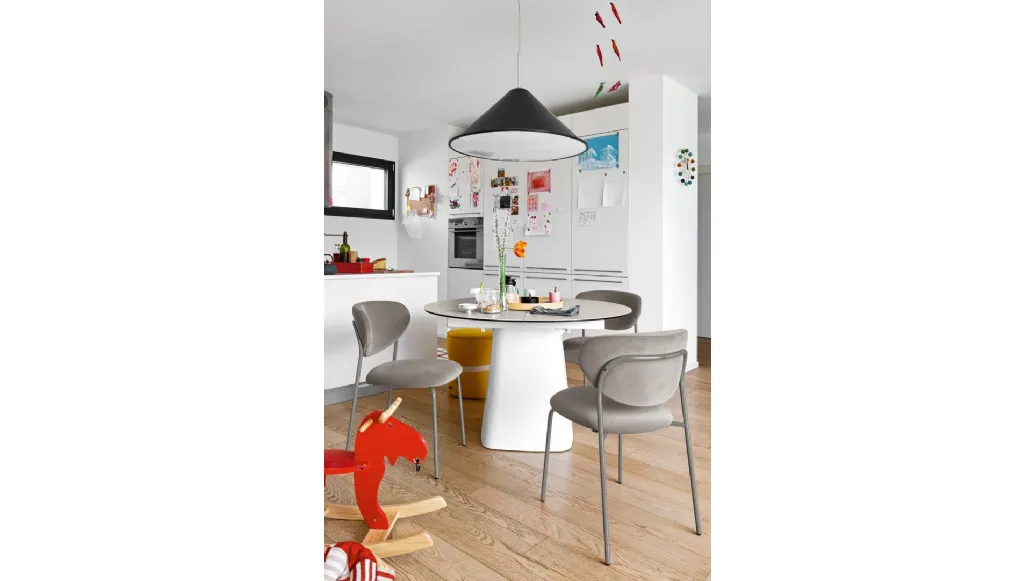 Sedia in tessuto imbottito con struttura in metallo ottone verniciato Cozy di Connubia
