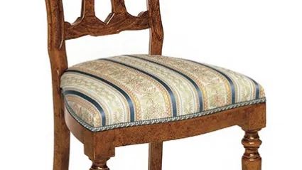 Sedia in legno con sedile imbottito rivestito in tessuto damascato Dalia di Aeffe
