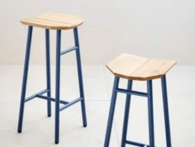 Sgabello con seduta in legno e gambe in acciaio Dedo di Miniforms