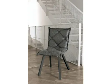 Sedia imbottita e trapuntata Digione con struttura in metallo verniciato e seduta in morbido Soft Touch Vintage di Target Point