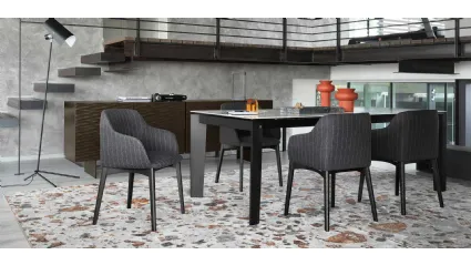 Sedia Elle in tessuto con gambe in legno massello di Calligaris