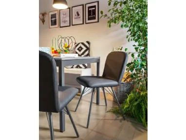 Sedia in ecopelle imbottita con struttura in metallo grigio opaco Emma di Connubia