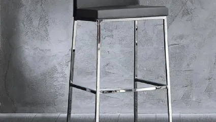 Sgabello Erik 80 in ecopelle con struttura in metallo cromato di La Seggiola