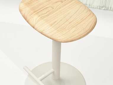 Sgabello Flink Wood con seduta in Frassino naturale e base in acciaio di Infiniti