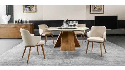 Sedia Foyer 01 con braccioli e struttura in legno massello di Calligaris