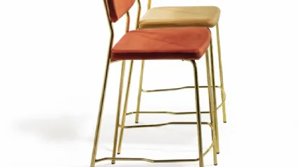 Sgabello Ginger Stool in velluto antimacchia arancio e senape con base in ottone lucido di La Seggiola