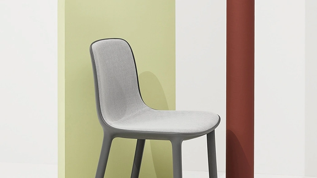 Sedia Freya in polipropilene con scocca rivestita internamente in tessuto di Infiniti