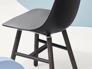 Sedia Pure Loop Binuance Retro con scocca in polipropilene Grigio Ardesia e Nero Carbone con base in Rovere verniciato Nero di Infiniti