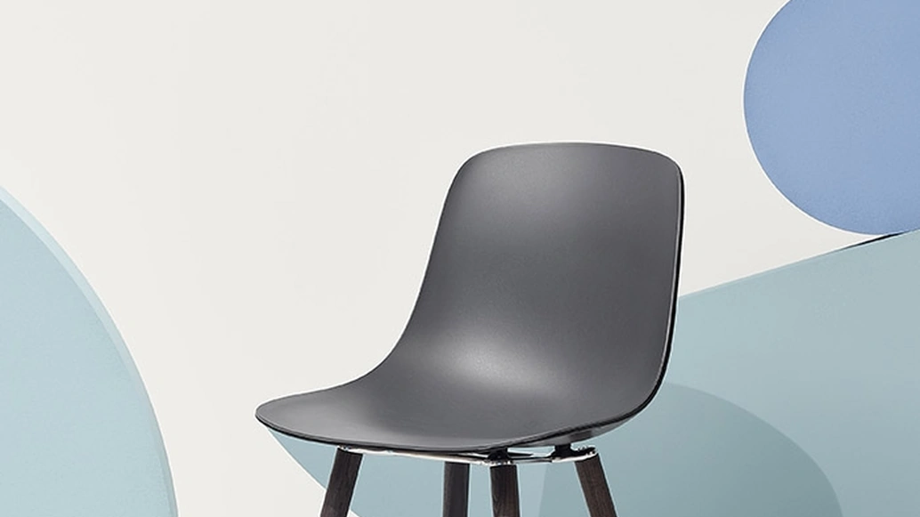 Sedia Pure Loop Binuance Retro con scocca in polipropilene Grigio Ardesia e Nero Carbone con base in Rovere verniciato Nero di Infiniti