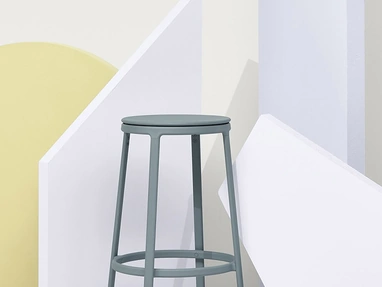 Sgabello Round&Round Kitchen Azzurro Polvere con seduta in plastica post consumo e base in acciaio di Infiniti