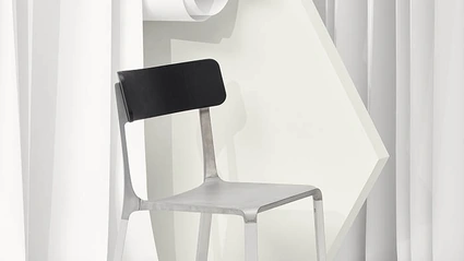 Sedia Ruelle in alluminio grezzo con schienale in Rovere di Infiniti