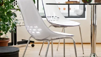 Sedia in plastica con gambe in acciaio cromato Jam di Connubia