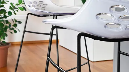 Sgabello in plastica con struttura in metallo Jam SG di Connubia