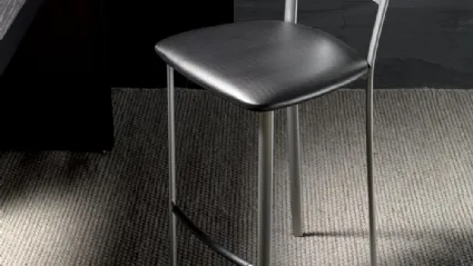 Sgabello Jody Stool 65 in metallo satinato con seduta in ecopelle di La Seggiola