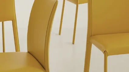 Sedia giallo ocra in cuoio con sedile imbottito Kisha di Aeffe