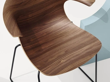 Sedia Loop 3D Wood Sled con scocca in legno e base a slitta in acciaiodi Infiniti